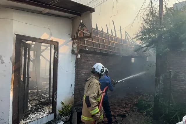 Asrama Polisi Semarang Hangus Terbakar