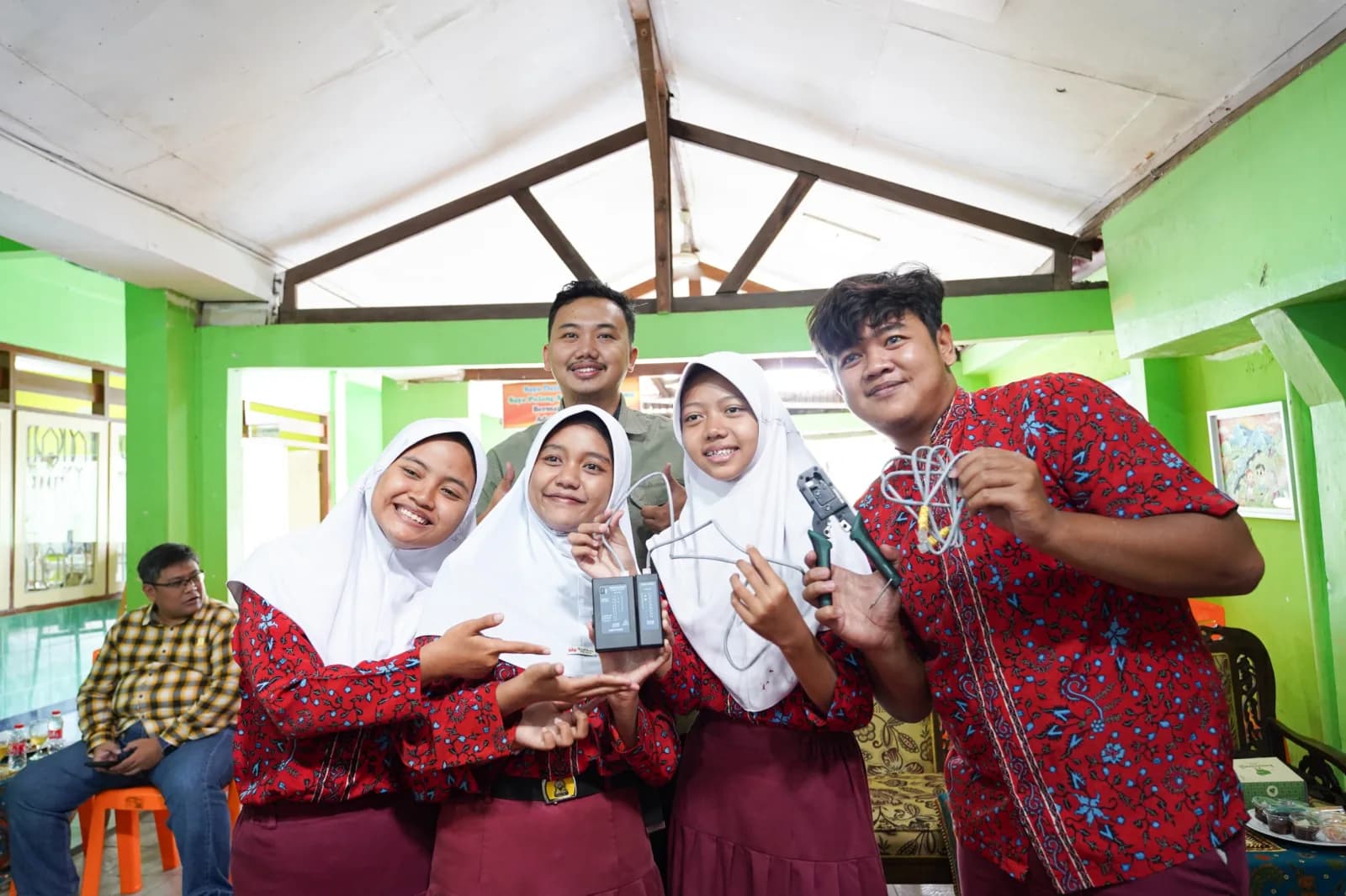 PLN Icon Plus Kenalkan Dunia Industri kepada Siswa SLB B Yakut Purwokerto