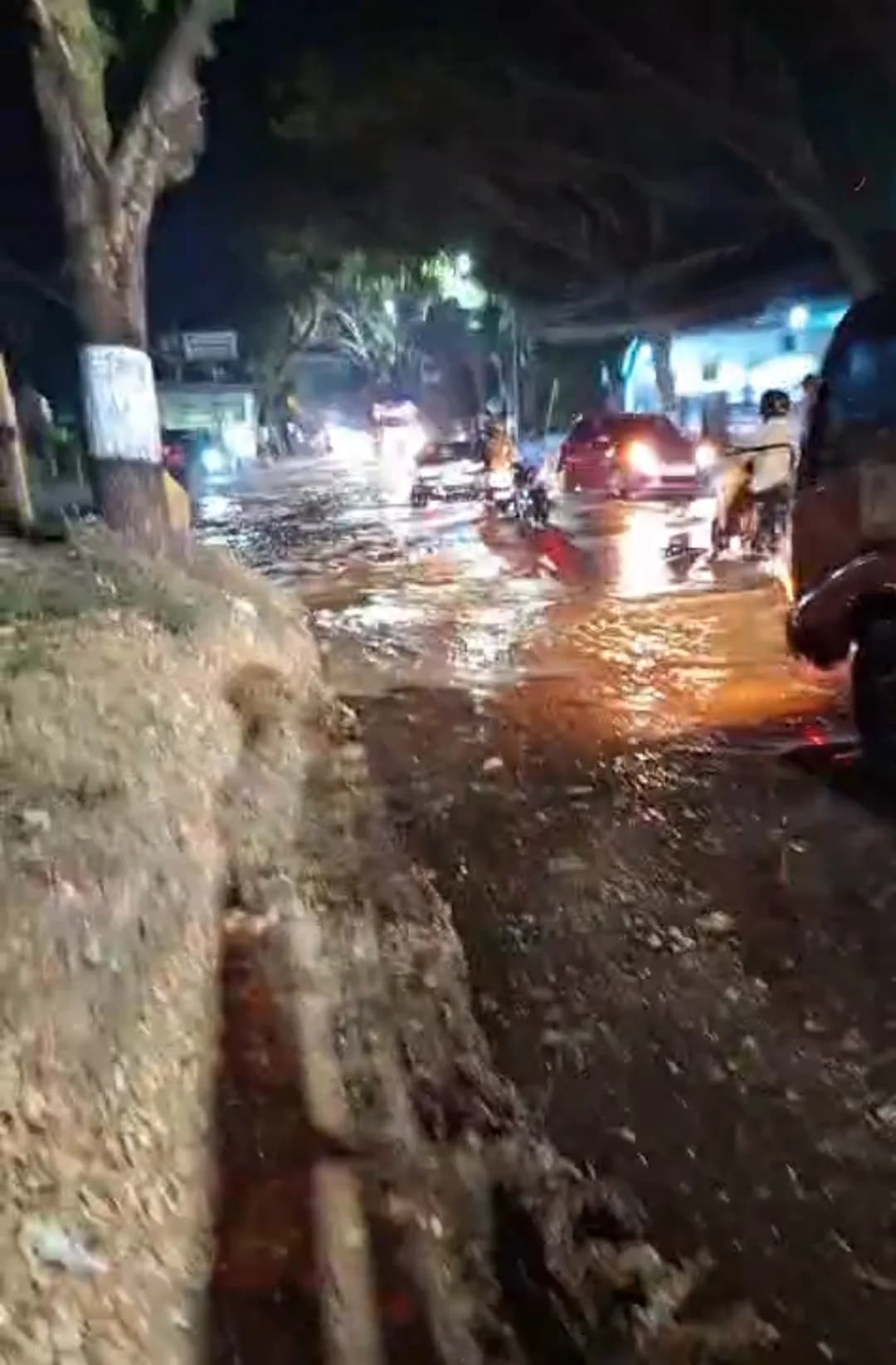 Pipa PDAM 600 mm Pecah di Depan SMA Negeri 12 Semarang, Petugas Langsung Bergerak