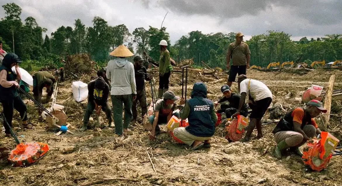 TEP UNDIP dan Petani Senggi Kolaborasi Tanam Padi Lewat Tradisi Royongan
