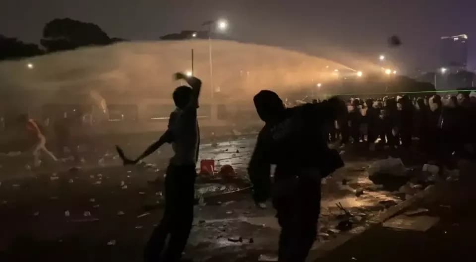 Massa Aksi Demo di Gedung DPR/MPR RI Memanas, Akses Tol Dalam Kota Ditutup