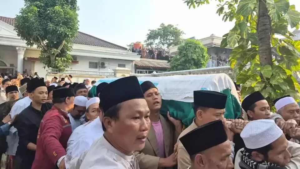 Ribuan Jemaah dan Gubernur Melayat KH Ahmad Fudholi