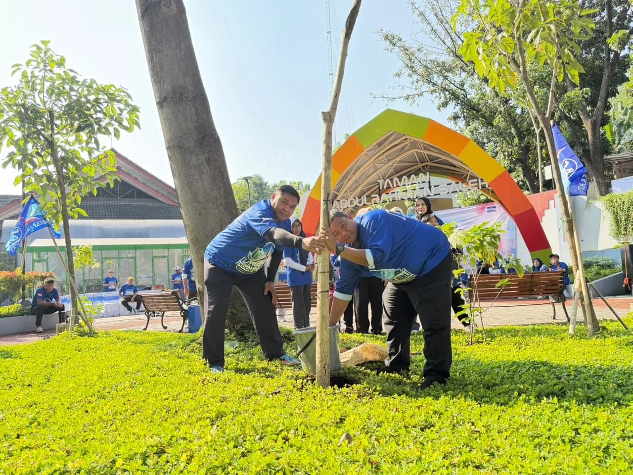 Tak Sekadar Rayakan HUT, Demokrat Semarang Bergerak Bersihkan Lingkungan dan Bagi Sembako