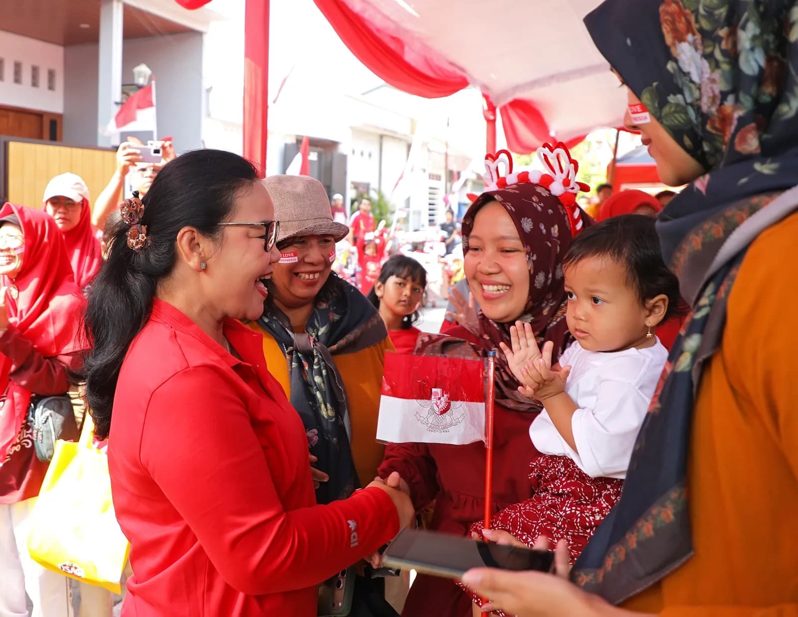 Ajak Warga Tebak-Tebakan, Wali Kota Semarang Agustina Sapa Warga di Sela Perayaan HUT RI