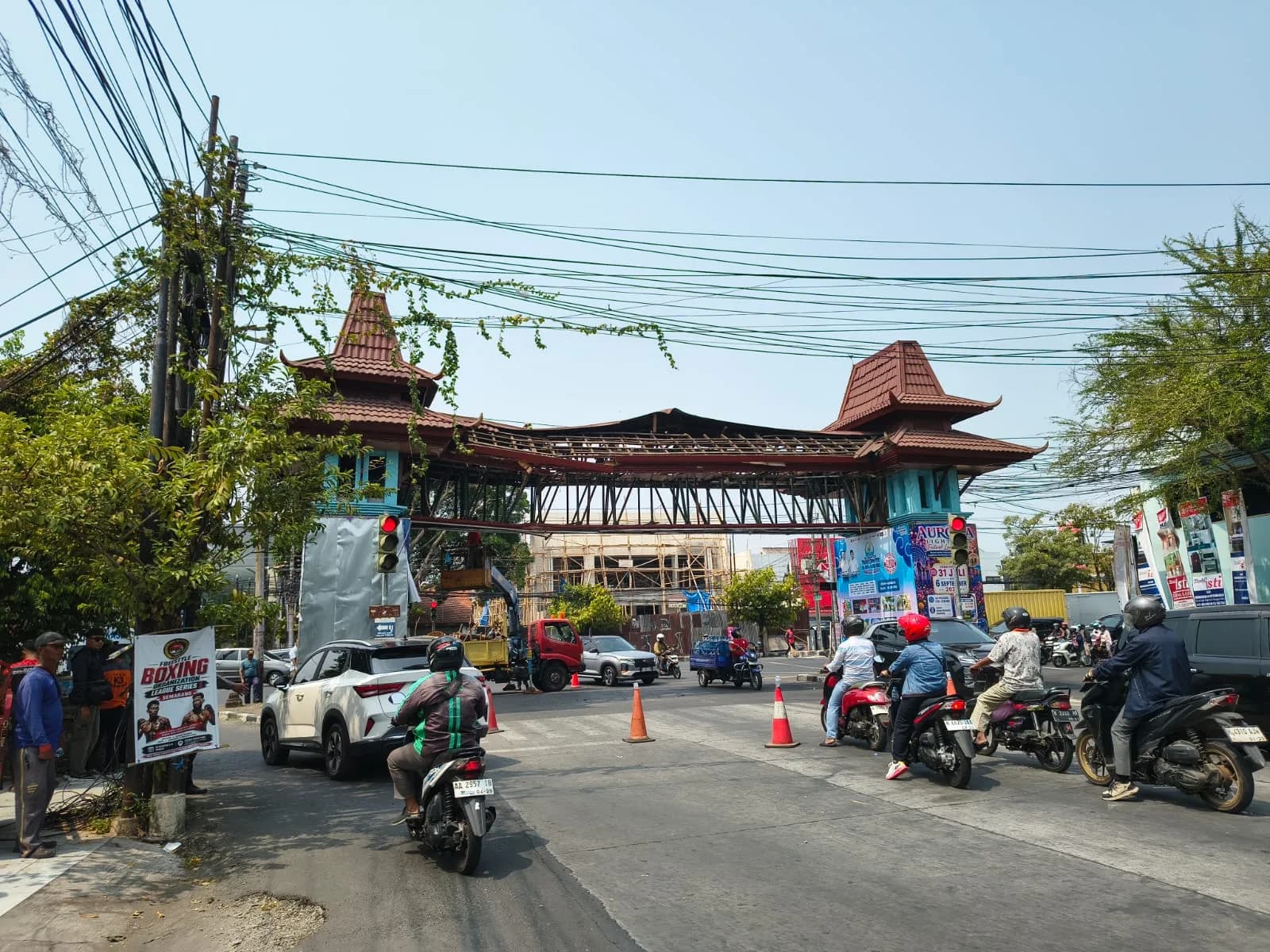 Truk Kontainer Tabrak Gerbang PRPP Semarang, Reruntuhan Jatuh ke Jalan