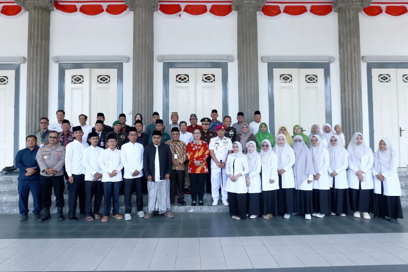 Wali Kota Semarang Agustina Memberi Hadiah Umroh untuk 7 Orang Kafilah Juara MTQ Nasional