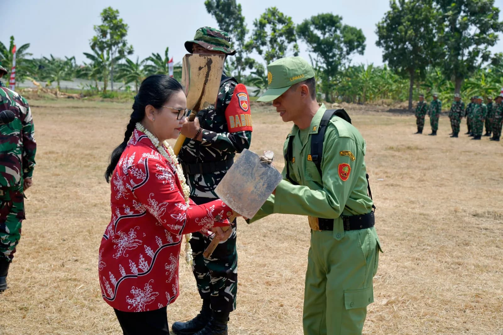 Wali Kota Semarang Agustina, TNI, dan Warga Gotong Royong lewat TMMD