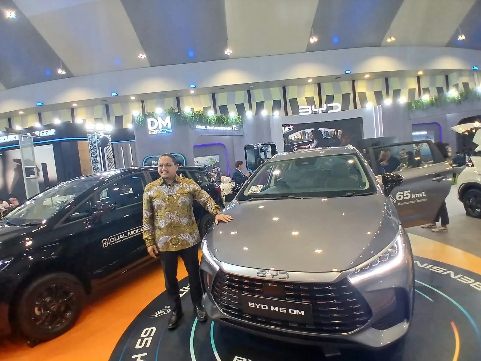 Begini Fitur Baru Kendaraan Elektrifikasi BYD M6 DM Mejeng di GIIAS Semarang 2026